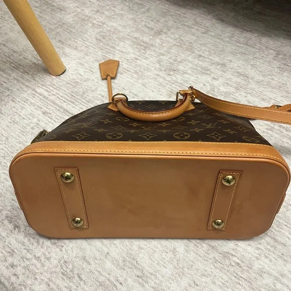 Louis Vuitton Brown and Tan Shoulder Bag with Monogram Canvas - Picture 2 of 4